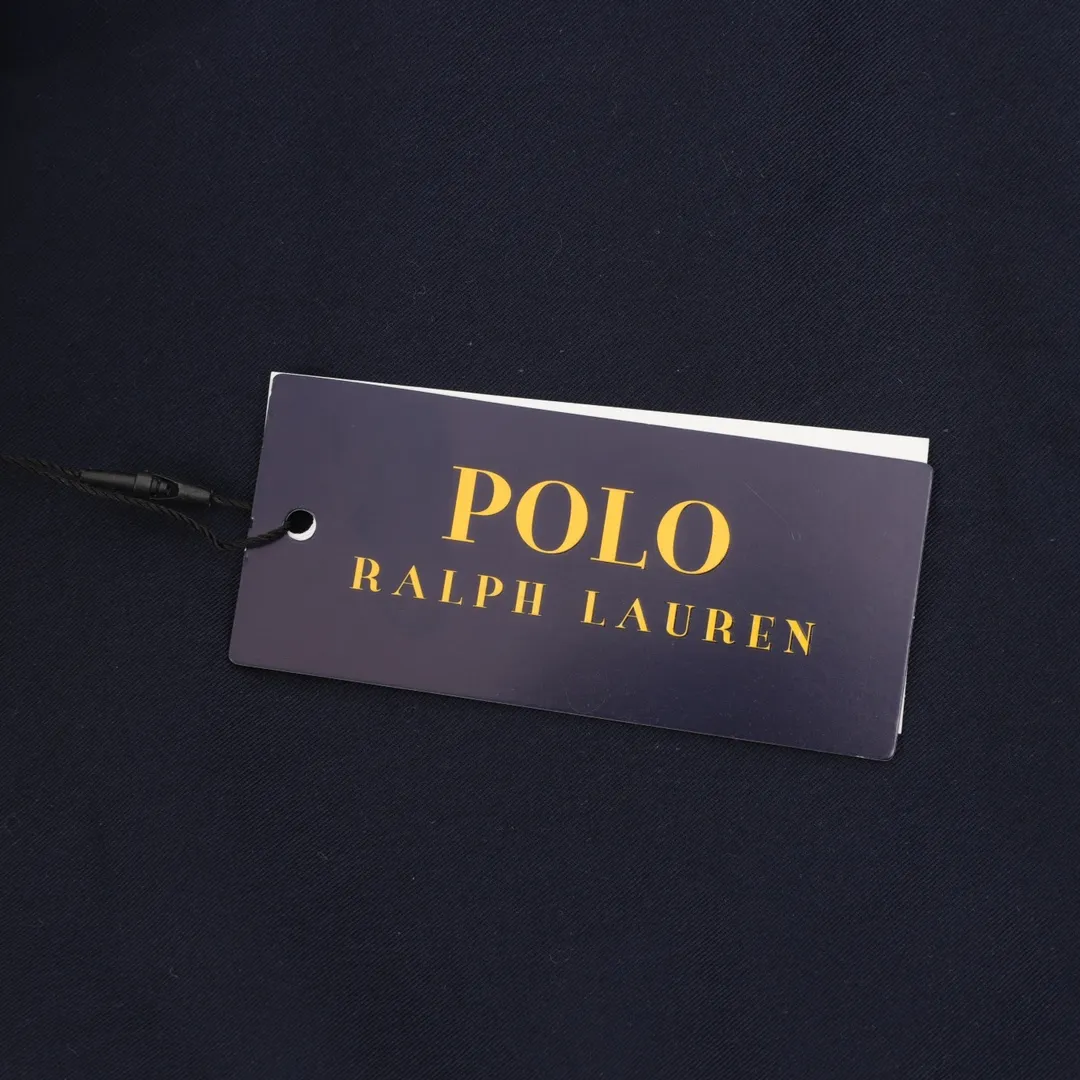🅿️620 Ralph Lauren R23 White Lily Contract Men's Old Money Style Veteran Cadre Stand Collar Workwear Harrington Jacket Item No. RL12020 The fabric has a double-layer shin feel and is full of weight! It's not as heavy as a regular jacket, and the ordinary cotton material feels really different. This one is super comfortable, soft and stylish, and has a green plaid interior that has a retro movie fashion feel to it! The fit is loose but not baggy. The size is just right and not too picky. The dropped shoulder design modifies the shoulder shape without making it look bulky. This silhouette is a style that will never go out of style after being worn for a long time. The upper body is also very durable and recognizable. The loose and reasonable fit can be worn by both men and women, making it easy to create a clean and refreshing youthful look. The embroidery on the chest is all German Oman embroidery fiber with original data. The embroidery process is very particular. It uses Japanese Tajima machines to ensure exquisite three-dimensional embroidery. That is what I said is different from the ones on the market. Regarding the workmanship, the version is a loose version and can be used by boys and girls!! Color: Black Khaki Navy Size: M-XXL